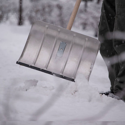 Alu-Schneeschieber/Schneeschaufel mit Holzstiel und Flüsterkante | für geräuscharmes Schneeräumen | Blattbreite 50 cm | Made in Austria