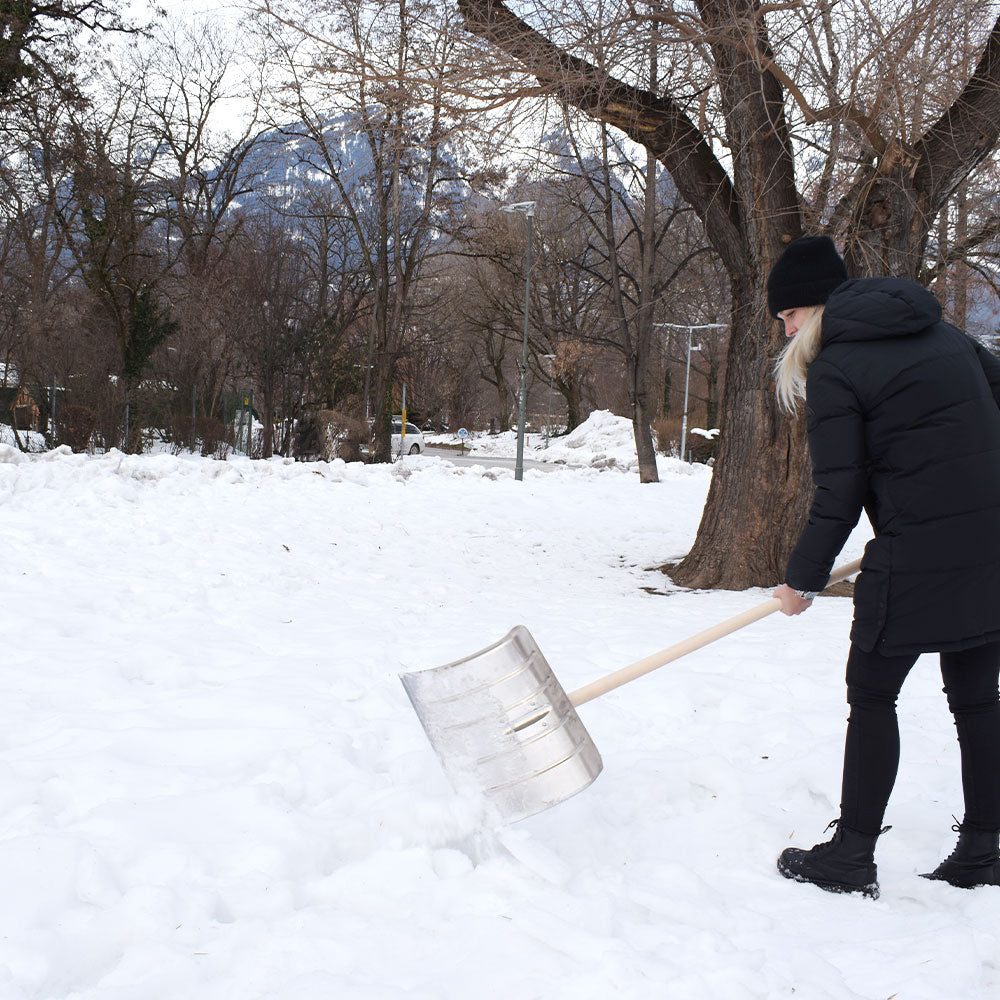 Alu-Schneeschieber/Schneeschaufel mit Hartholzstiel | extra schneeabweisend | Stiellänge: 140 cm | Blattbreite: 50 cm