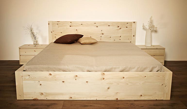 Massivholzbetten/Doppelbett aus Zirbenholz &